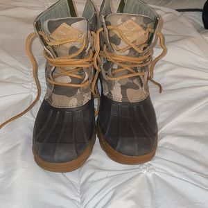 Sperry snow boots used